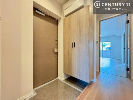 ���� �V���[�Y�{�b�N�X�t���B���ւ��Еt�����|�������₷���ł��I
�X�b�L���������ւŌ˂��J�����u�ԁA�������̂���S�n������Ԃ��o�}���Ă���܂��B