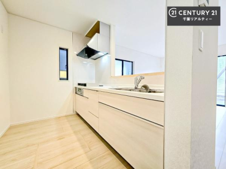 �L�b�`�� �Ǖt���L�b�`�����̗p���邱�ƂŁA
���r���O�E�_�C�j���O���L���g����Ԏ��ɂȂ��Ă��܂��B