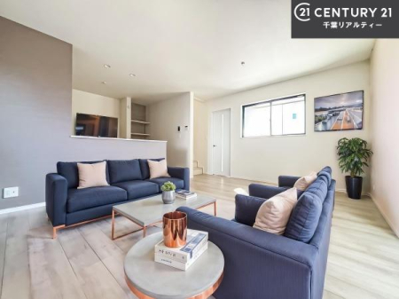 ���r���O �Ƌ��CG�p�[�X�ł��B�J�����̂���L�XLDK�I�\�t�@�[��_�C�j���O�e�[�u����u���Ă������ɂȂ�Ȃ��̂ŉ��K�ɉ߂����܂��I�R�~���j�P�[�V���������₷�����r���O�ł��I