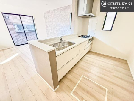 �L�b�`�� ��l�C�̑Ζʎ��V�X�e���L�b�`�����̗p���Ă��܂��I���Ƒ��̃R�~���j�P�[�V���������R�Ƒ�����݌v�ł��B
���q�l�ɂ��ڂ��͂��̂Ŋ������ł��ˁI�L�X�g���ĉ��K�ɍ�Ƃ��i�݂܂��B