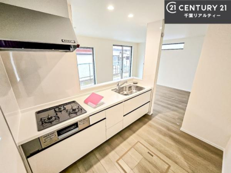 �L�b�`�� ��l�C�̑Ζʎ��V�X�e���L�b�`�����̗p���Ă��܂��I���Ƒ��̃R�~���j�P�[�V���������R�Ƒ�����݌v�ł��B
���q�l�ɂ��ڂ��͂��̂Ŋ������ł��ˁI�L�X�g���ĉ��K�ō�Ƃ��i�݂܂��B