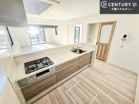 �L�b�`�� ��Ƃ肠�钲���X�y�[�X�ō�Ƃ����₷�����K�ȃL�b�`���ł��I
���q�l�ƈꏏ�ɂ��َq������y���߂�L�X�X�y�[�X�ł��B�y�����������ԂɂȂ肻���ł��ˁI