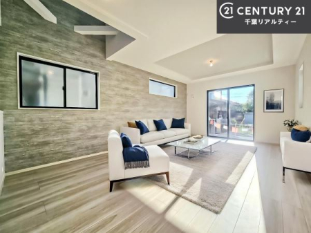 ���r���O �Ƌ��CG�p�[�X�ł��B��؂ȉƑ����W�܂邩�炱��LDK�ɂ͂�����肽���B
�q�����������C�ɏ΂��Ȃ��瑖�����Ă���p�����������u�L���Ƃɂ��ėǂ������v�Ǝv���u�Ԃł��B