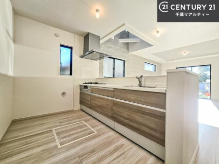 �L�b�`�� ��l�C�̑Ζʎ��V�X�e���L�b�`�����̗p���Ă��܂��I���Ƒ��̃R�~���j�P�[�V���������R�Ƒ�����݌v�ł��B
���q�l�ɂ��ڂ��͂��̂Ŋ������ł��ˁI�L�X�g���ĉ��K�ō�Ƃ��i�݂܂��B