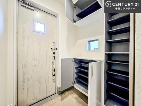 ���� �V���[�Y�{�b�N�X�t���Ȃ̂ŁA���ւ��Еt�����|�������₷���ł��I
�X�b�L���������ւŌ˂��J�����u�ԁA�������̂���S�n������Ԃ��o�}���Ă���܂��B