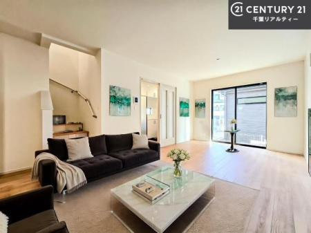 ���r���O �Ƌ��CG�p�[�X�ł��B��؂ȉƑ����W�܂邩�炱��LDK�ɂ͂�����肽���B
�q�����������C�ɏ΂��Ȃ��瑖�����Ă���p�����������u�L���Ƃɂ��ėǂ������v�Ǝv���u�Ԃł��B