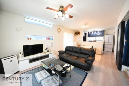 ���r���O ��؂ȉƑ����W�܂邩�炱��LDK�ɂ͂�����肽���B
�q�����������C�ɏ΂��Ȃ��瑖�����Ă���p�����������u�L���Ƃɂ��ėǂ������v�Ǝv���u�Ԃł��B