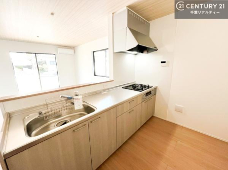 �L�b�`�� ��l�C�̑Ζʎ��V�X�e���L�b�`�����̗p���Ă��܂��I���Ƒ��̃R�~���j�P�[�V���������R�Ƒ�����݌v�ł��B
���q�l�ɂ��ڂ��͂��̂Ŋ������ł��ˁI�L�X�g���ĉ��K�ɍ�Ƃ��i�݂܂��B