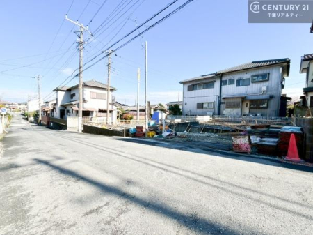 �O�ʓ��H�܂ތ��n�ʐ^ �S�䂭�܂Ō��n����������������悤�A�����ē��̂��p�ӂ������Ă���܂��B���C�y�ɂ��₢���킹�̏�A���z�̕�炵�ւ̈�������i�߂��������I