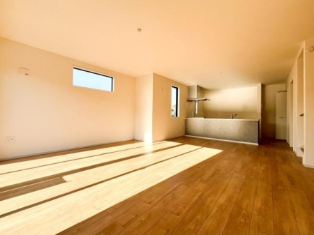 ���r���O �y���n�̔���J�Ò��z��؂ȉƑ����W�܂邩�炱��LDK�ɂ͂�����肽���B
�q�����������C�ɏ΂��Ȃ��瑖�����Ă���p�����������u�L���Ƃɂ��ėǂ������v�Ǝv���u�Ԃł��B�i�{�H��j