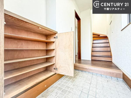 ���� �V���[�Y�{�b�N�X�t���B���ւ��Еt�����|�������₷���ł��I
�X�b�L���������ւŌ˂��J�����u�ԁA�������̂���S�n������Ԃ��o�}���Ă���܂��B