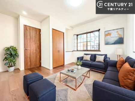 ���r���O �Ƌ��CG�p�[�X�ł��B��؂ȉƑ����W�܂邩�炱��LDK�ɂ͂�����肽���B
�q�����������C�ɏ΂��Ȃ��瑖�����Ă���p�����������u�L���Ƃɂ��ėǂ������v�Ǝv���u�Ԃł��B