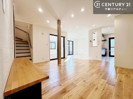 ���r���O ��؂ȉƑ����W�܂邩�炱��LDK�ɂ͂�����肽���B
�q�����������C�ɏ΂��Ȃ��瑖�����Ă���p�����������u�L���Ƃɂ��ėǂ������v�Ǝv���u�Ԃł��B