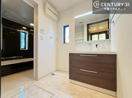 ���ʑ�E���ʏ� �O�ʋ��d�l�̐��ʏ��́A�g�����Ȃ݂����₷������I���͎��[�ɂȂ��Ă��܂��B�h���C���[�₨���ϓ����Еt������̂Ő��ʑ������X�b�L���ƌ����邱�Ƃ��o���܂��I