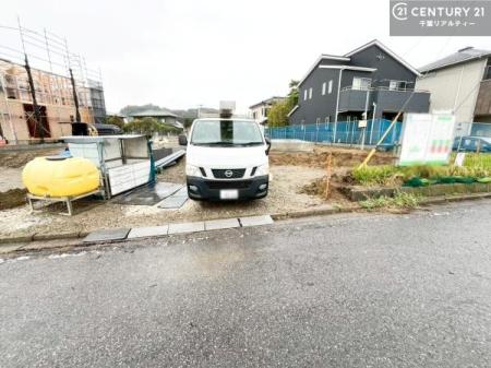 ���ԏ� ���ԃX�y�[�X��3�䕪����܂�(�Ԏ�ɂ��)�I�Z�J���h�J�[�͂������A�o�C�N�⎩�]�ԂȂǂ��u���ꏊ�ɍ���܂���B