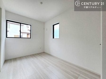 �m�� ���r���O�ɗאڂ����m���́A�J�������LDK�ƂȂ���J���I�ȋ�ԂɁB
���q�l�̗V�я�⃏�[�N�X�y�[�X�A�q�ԂȂǑ��ړI�Ɋ��p�ł���֗��Ȃ������ł��B