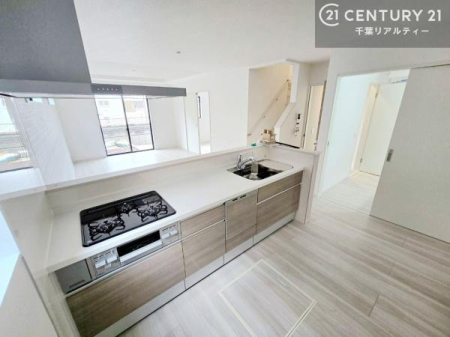 �L�b�`�� ��l�C�̑Ζʎ��V�X�e���L�b�`�����̗p���Ă��܂��I���Ƒ��̃R�~���j�P�[�V���������R�Ƒ�����݌v�ł��B
���q�l�ɂ��ڂ��͂��̂Ŋ������ł��ˁI�L�X�g���ĉ��K�ō�Ƃ��i�݂܂��B