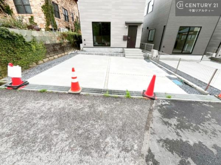 ���ԏ� ���ԃX�y�[�X��2�䕪����܂��I�Z�J���h�J�[�͂������A�o�C�N�⎩�]�ԂȂǂ��u���ꏊ�ɍ���܂���B