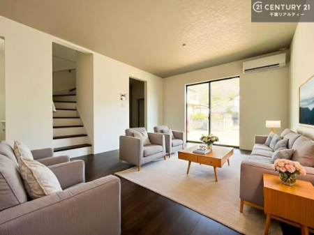 ���r���O �Ƌ��CG�p�[�X�ł��B�J�����̂���L�XLDK�I�\�t�@�[��_�C�j���O�e�[�u����u���Ă������ɂȂ�Ȃ��̂ŉ��K�ɉ߂����܂��I�R�~���j�P�[�V���������₷�����r���O�ł��I