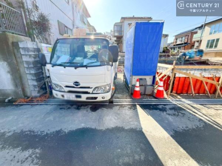 ���ԏ� ���ԃX�y�[�X��2�䕪����܂��I�Z�J���h�J�[�͂������A�o�C�N�⎩�]�ԂȂǂ��u���ꏊ�ɍ���܂���B