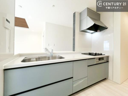 ���d�l�ʐ^(�L�b�`���j ��l�C�̑Ζʎ��V�X�e���L�b�`�����̗p���Ă��܂��I���Ƒ��̃R�~���j�P�[�V���������R�Ƒ�����݌v�ł��B
���q�l�ɂ��ڂ��͂��̂Ŋ������ł��ˁB���[�͂�����܂��I�i���d�l�j