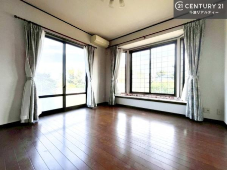 ���r���O �傫�ȑ����炽���Ղ�̗z���������閾�邢���r���O�B�J�����̂��郊�r���O�ŉƑ��c���̂��났�̎��Ԃ��߂����܂��B