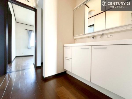 ���ʑ�E���ʏ� �O�ʋ��d�l�̐��ʏ��́A�g�����Ȃ݂����₷������I���͎��[�ɂȂ��Ă��܂��B�h���C���[�₨���ϓ����Еt������̂Ő��ʑ������X�b�L���ƌ����邱�Ƃ��o���܂��I