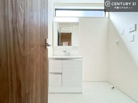 ���ʑ�E���ʏ� �O�ʋ��d�l�̐��ʏ��́A�g�����Ȃ݂����₷������I���͎��[�ɂȂ��Ă��܂��B�h���C���[�₨���ϓ����Еt������̂Ő��ʑ������X�b�L���ƌ����邱�Ƃ��o���܂��I