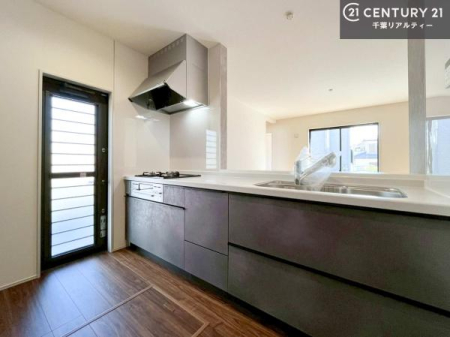 �L�b�`�� ��l�C�̑Ζʎ��V�X�e���L�b�`�����̗p���Ă��܂��I���Ƒ��̃R�~���j�P�[�V���������R�Ƒ�����݌v�ł��B
���q�l�ɂ��ڂ��͂��̂Ŋ������ł��ˁI�L�X�g���ĉ��K�ō�Ƃ��i�݂܂��B