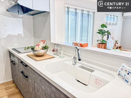 �L�b�`�� ��l�C�̑Ζʎ��V�X�e���L�b�`�����̗p���Ă��܂��I���Ƒ��̃R�~���j�P�[�V���������R�Ƒ�����݌v�ł��B
���q�l�ɂ��ڂ��͂��̂Ŋ������ł��ˁB�L�X�g���ĉ��K�ɍ�Ƃ��i�݂܂��B