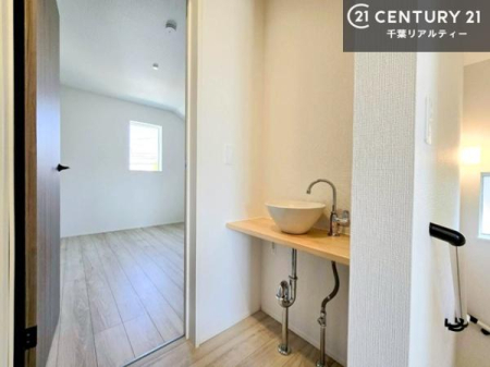 ���̑����� 2�K�ɂ��~�j���ʑ��ݒu�B1�K�܂ōs�����Ɏ�􂢂��ł���A�֗��ŉ��K�ȊԎ��ł��B