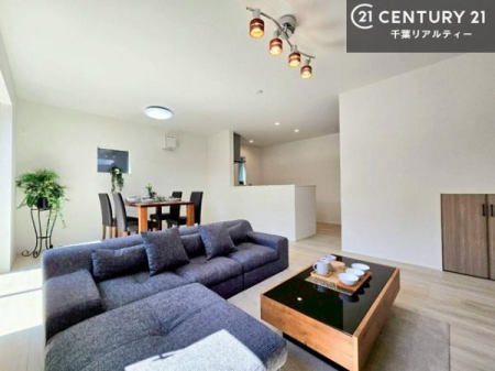 ���r���O �S�n�ǂ����r���O�͉Ƒ������R�ƏW�܂�܂��B�Ƒ��c�R�̎��Ԃ����������ł��B���Ƒ��ƁA����w�[���������Ԃ��߂��������ł��ˁB