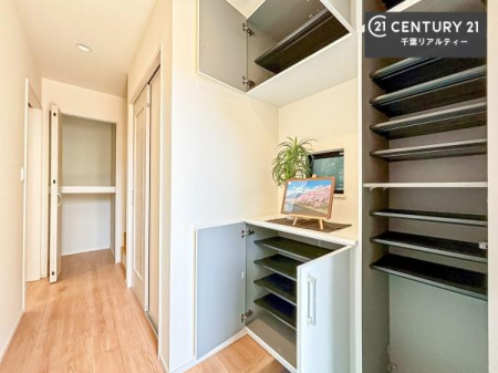 ���� �V���[�Y�{�b�N�X�t���B���ւ��Еt�����|�������₷���ł��I
�X�b�L���������ւŌ˂��J�����u�ԁA�������̂���S�n������Ԃ��o�}���Ă���܂��B