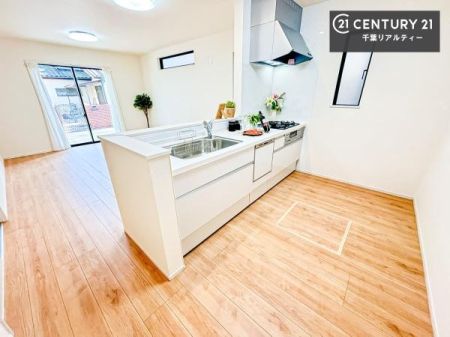 �L�b�`�� ��l�C�̑Ζʎ��V�X�e���L�b�`�����̗p���Ă��܂��I���Ƒ��̃R�~���j�P�[�V���������R�Ƒ�����݌v�ł��B
���q�l�ɂ��ڂ��͂��̂Ŋ������ł��ˁI�L�X�g���ĉ��K�ō�Ƃ��i�݂܂��B