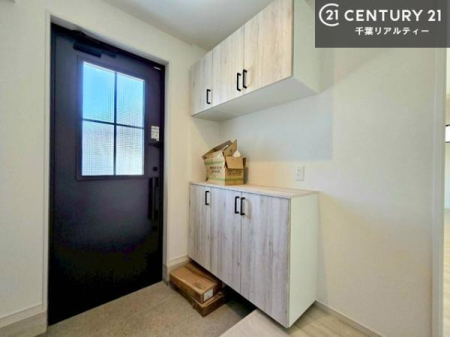 ���� �V���[�Y�{�b�N�X�t���B���ւ��Еt�����|�������₷���ł��I
�X�b�L���������ւŌ˂��J�����u�ԁA�������̂���S�n������Ԃ��o�}���Ă���܂��B