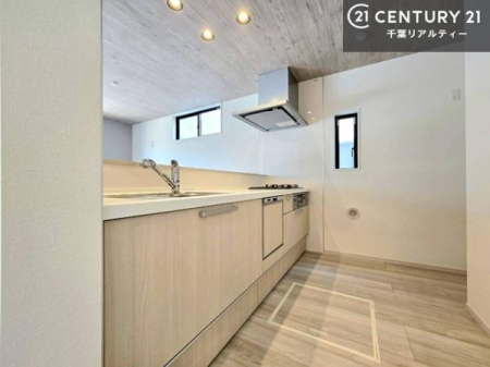 �L�b�`�� ��Ƃ肠�钲���X�y�[�X�ō�Ƃ����₷�����K�ȃL�b�`���ł��I
���q�l�ƈꏏ�ɂ��َq������y���߂�L�X�X�y�[�X�ł��B�y�����������ԂɂȂ肻���ł��ˁI