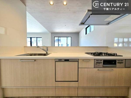 �L�b�`�� ��l�C�̑Ζʎ��V�X�e���L�b�`�����̗p���Ă��܂��I���Ƒ��̃R�~���j�P�[�V���������R�Ƒ�����݌v�ł��B
���q�l�ɂ��ڂ��͂��̂Ŋ������ł��ˁI�L�X�g���ĉ��K�ō�Ƃ��i�݂܂��B