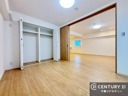 �m�� ���r���O�ɗאڂ����m���́A�J�������LDK�ƂȂ���J���I�ȋ�ԂɁB
���q�l�̗V�я�⃏�[�N�X�y�[�X�A�q�ԂȂǑ��ړI�Ɋ��p�ł���֗��Ȃ������ł��B