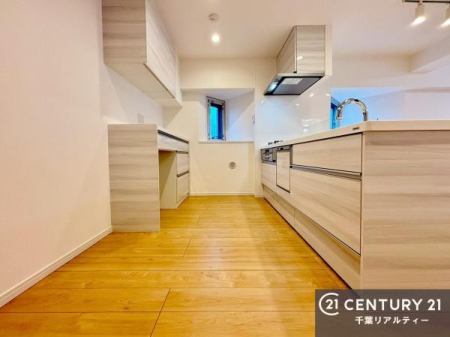 �L�b�`�� ��Ƃ肠�钲���X�y�[�X�ō�Ƃ����₷�����K�ȃL�b�`���ł��I
���q�l�ƈꏏ�ɂ��َq������y���߂�L�X�X�y�[�X�ł��B�y�����������ԂɂȂ肻���ł��ˁI