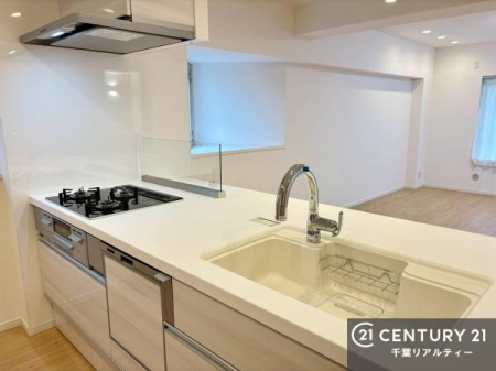 �L�b�`�� ��l�C�̑Ζʎ��V�X�e���L�b�`�����̗p���Ă��܂��I���Ƒ��̃R�~���j�P�[�V���������R�Ƒ�����݌v�ł��B
���q�l�ɂ��ڂ��͂��̂Ŋ������ł��ˁI�L�X�g���ĉ��K�ō�Ƃ��i�݂܂��B