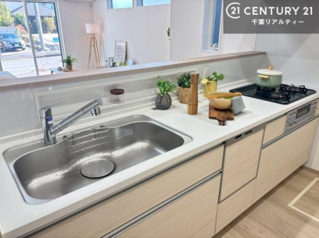 �L�b�`�� ��l�C�̑Ζʎ��V�X�e���L�b�`�����̗p���Ă��܂��I���Ƒ��̃R�~���j�P�[�V���������R�Ƒ�����݌v�ł��B
���q�l�ɂ��ڂ��͂��̂Ŋ������ł��ˁB�L�X�g���ĉ��K�ɍ�Ƃ��i�݂܂��B