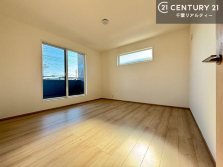 �m�� �o���R�j�[�ɖʂ����������̂��߁A���邢���R���������Ղ�ƍ������݁A�J�����̂����Ԃ��L����܂��B�����J����ΐS�n�悢�����ʂ蔲���A�G�߂������Ȃ�����K�ɂ��߂������������܂��B