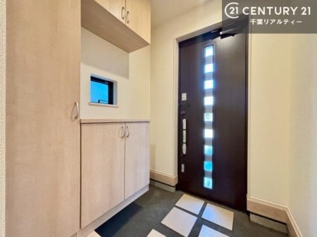 ���� �V���[�Y�{�b�N�X�t���Ȃ̂ŁA���ւ��Еt�����|�������₷���ł��I
�X�b�L���������ւŌ˂��J�����u�ԁA�������̂���S�n������Ԃ��o�}���Ă���܂��B