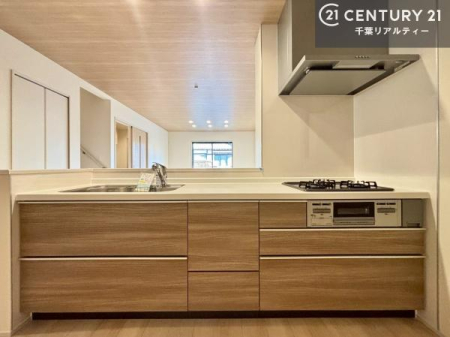 �L�b�`�� ��l�C�̑Ζʎ��V�X�e���L�b�`�����̗p���Ă��܂��I���Ƒ��̃R�~���j�P�[�V���������R�Ƒ�����݌v�ł��B
���q�l�ɂ��ڂ��͂��̂Ŋ������ł��ˁB�L�X�g���ĉ��K�ɍ�Ƃ��i�݂܂��B