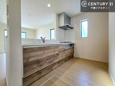 �L�b�`�� ��Ƃ肠�钲���X�y�[�X�ō�Ƃ����₷�����K�ȃL�b�`���ł��I
���q�l�ƈꏏ�ɂ��َq������y���߂�L�X�X�y�[�X�ł��B�y�����������ԂɂȂ肻���ł��ˁI