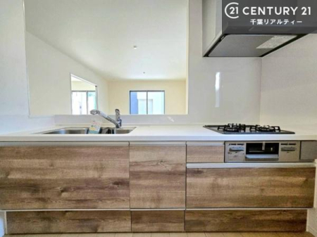 �L�b�`�� ��l�C�̑Ζʎ��V�X�e���L�b�`�����̗p���Ă��܂��I���Ƒ��̃R�~���j�P�[�V���������R�Ƒ�����݌v�ł��B
���q�l�ɂ��ڂ��͂��̂Ŋ������ł��ˁI�L�X�g���ĉ��K�ō�Ƃ��i�݂܂��B