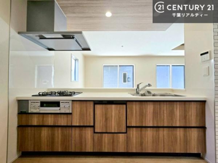 �L�b�`�� ���������H��A�H�i�X�g�b�N�܂ł������萮���ł�����[�L�x�ȃL�b�`���ł��B�g���ꏊ�̋߂��ɕK�v�ȕ������܂��邽�߁A��Ɠ������X���[�Y�ɂȂ�A�����̗����������K�ɁB