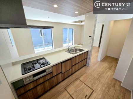 �L�b�`�� ��l�C�̑Ζʎ��V�X�e���L�b�`�����̗p���Ă��܂��I���Ƒ��̃R�~���j�P�[�V���������R�Ƒ�����݌v�ł��B
���q�l�ɂ��ڂ��͂��̂Ŋ������ł��ˁI�L�X�g���ĉ��K�ō�Ƃ��i�݂܂��B