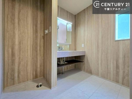 ���ʑ�E���ʏ� �X�^�C���b�V���ȃf�U�C���̐��ʑ���̗p�B�������ꂽ��Ԃ��A���̏�����A���̎��Ԃ����㎿�Ȃ��̂ɉ��o���܂��B