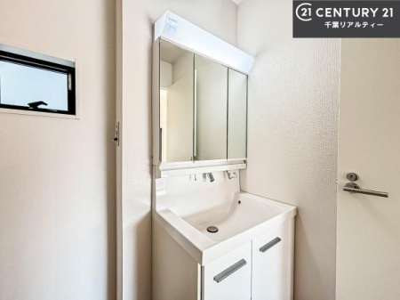 ���ʑ�E���ʏ� �O�ʋ��d�l�̐��ʏ��́A�g�����Ȃ݂����₷������I���͎��[�ɂȂ��Ă��܂��B�h���C���[�₨���ϓ����Еt������̂Ő��ʑ������X�b�L���ƌ����邱�Ƃ��o���܂��I